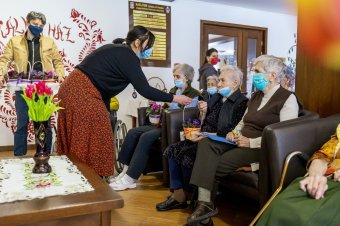 Székelyföldi öregotthonok lakóit ajándékoztuk meg húsvétra