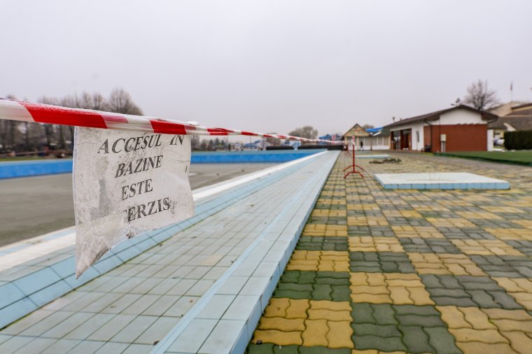 Lufi volt a víkendtelepi sátortető újjáépítésének elkezdése – Úszni vágyók, sportolók látják kárát Marosvásárhelyen