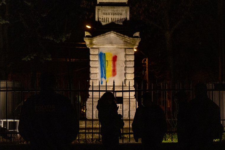 Provokáció? A román zászló színeit festették fel a Székely vértanúk emlékművére Marosvásárhelyen