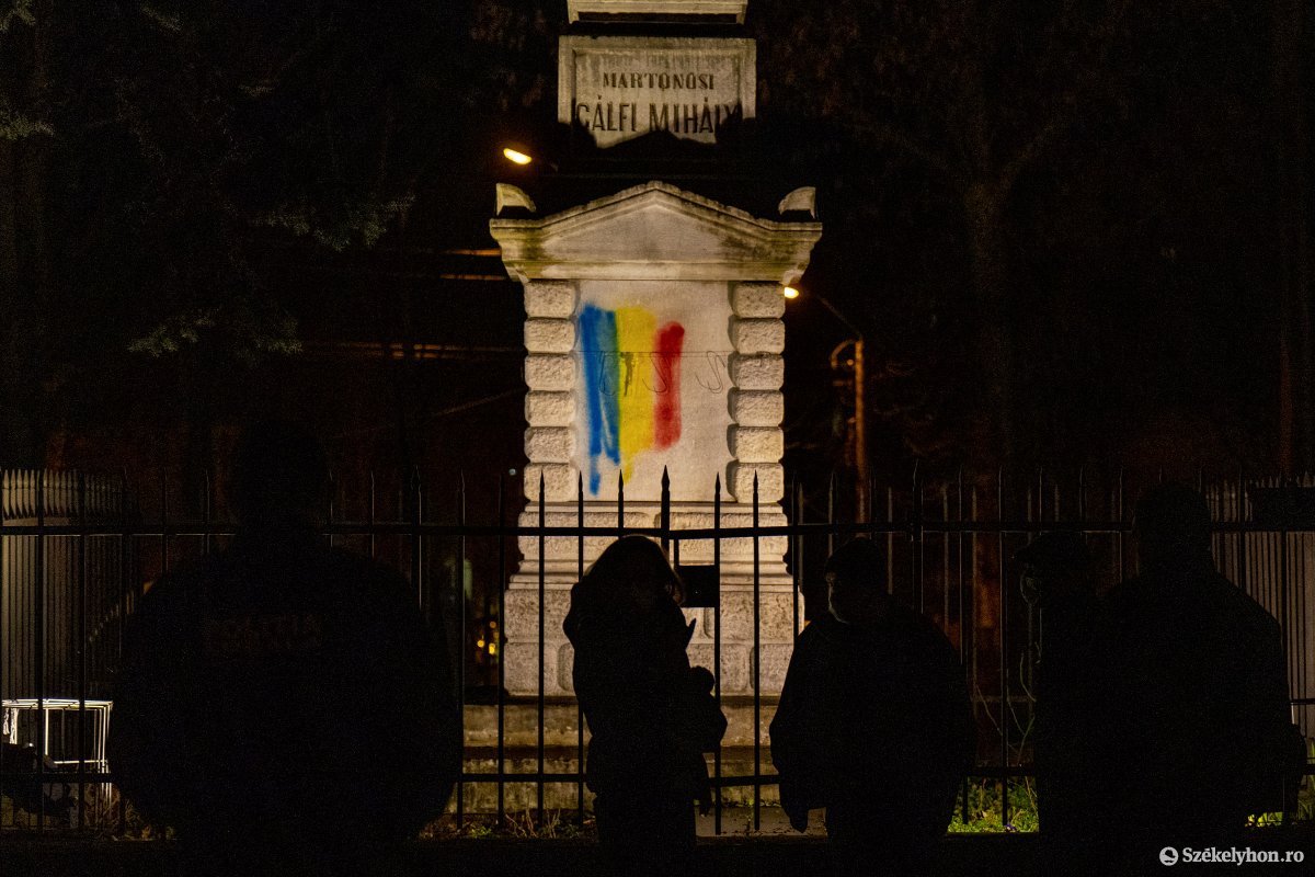Provokáció? A román zászló színeit festették fel a Székely vértanúk emlékművére Marosvásárhelyen