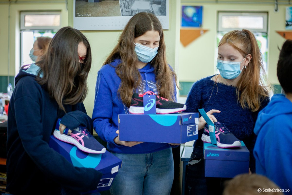 Egészség és közösségszervezés: átadták a száz pár sportcipőt a magyarfülpösi gyerekeknek