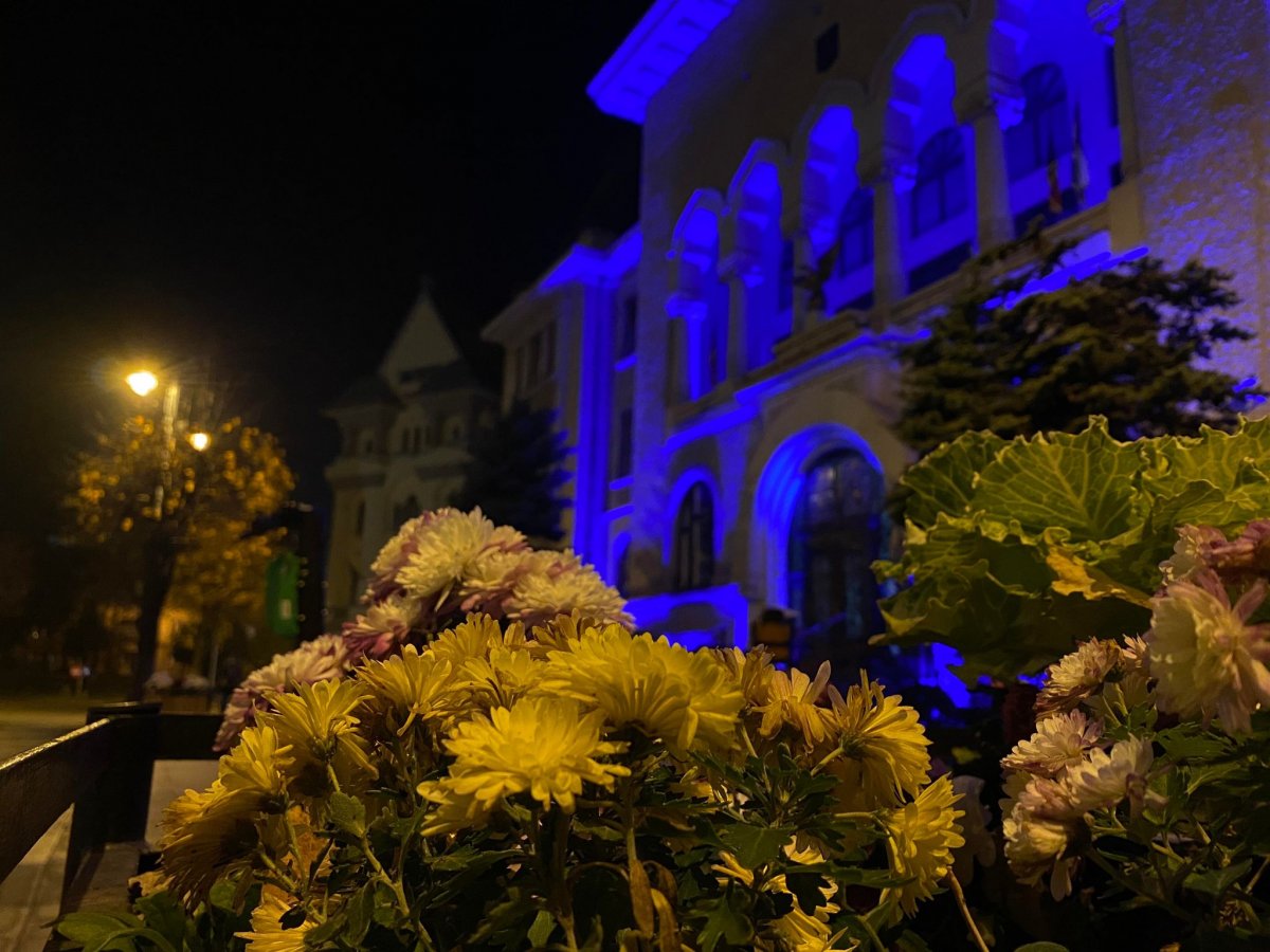 Kék fénybe borult a marosvásárhelyi városháza