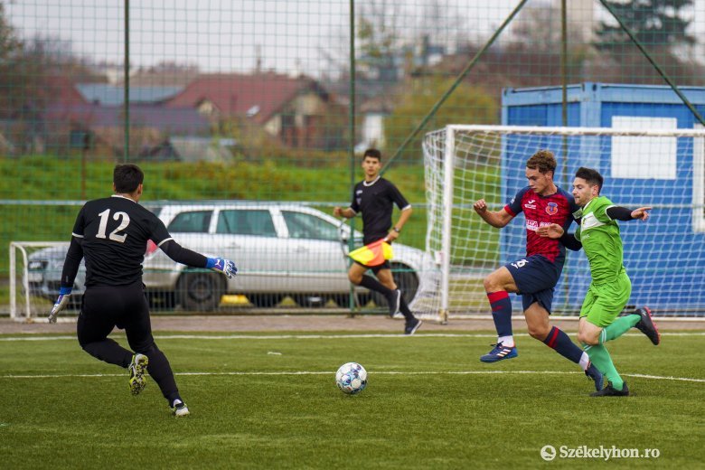 Gólzápor a bajnoki vetélytársak meccsein a Maros megyei focibajnokságban