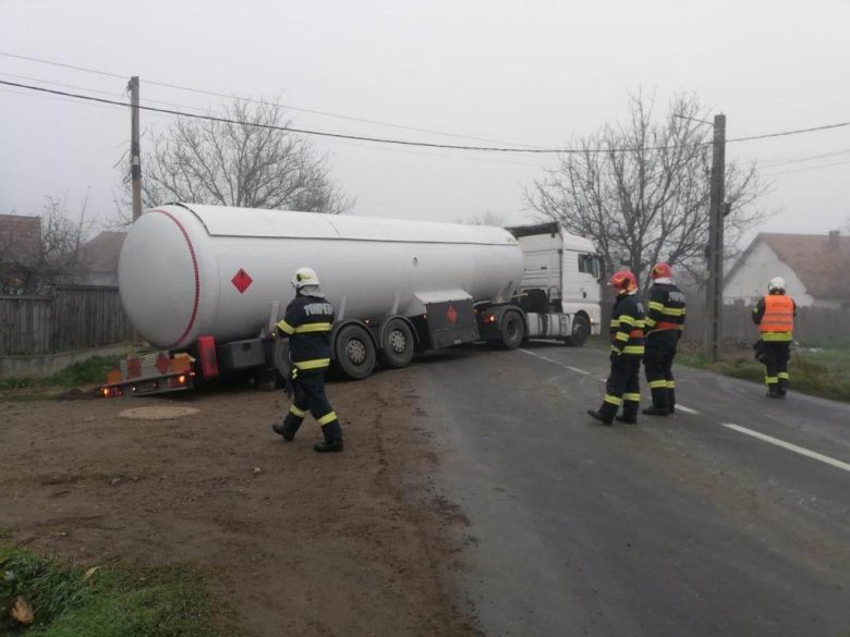 Autógázt szállító tartálykocsi szenvedett balesetet Maros megyében