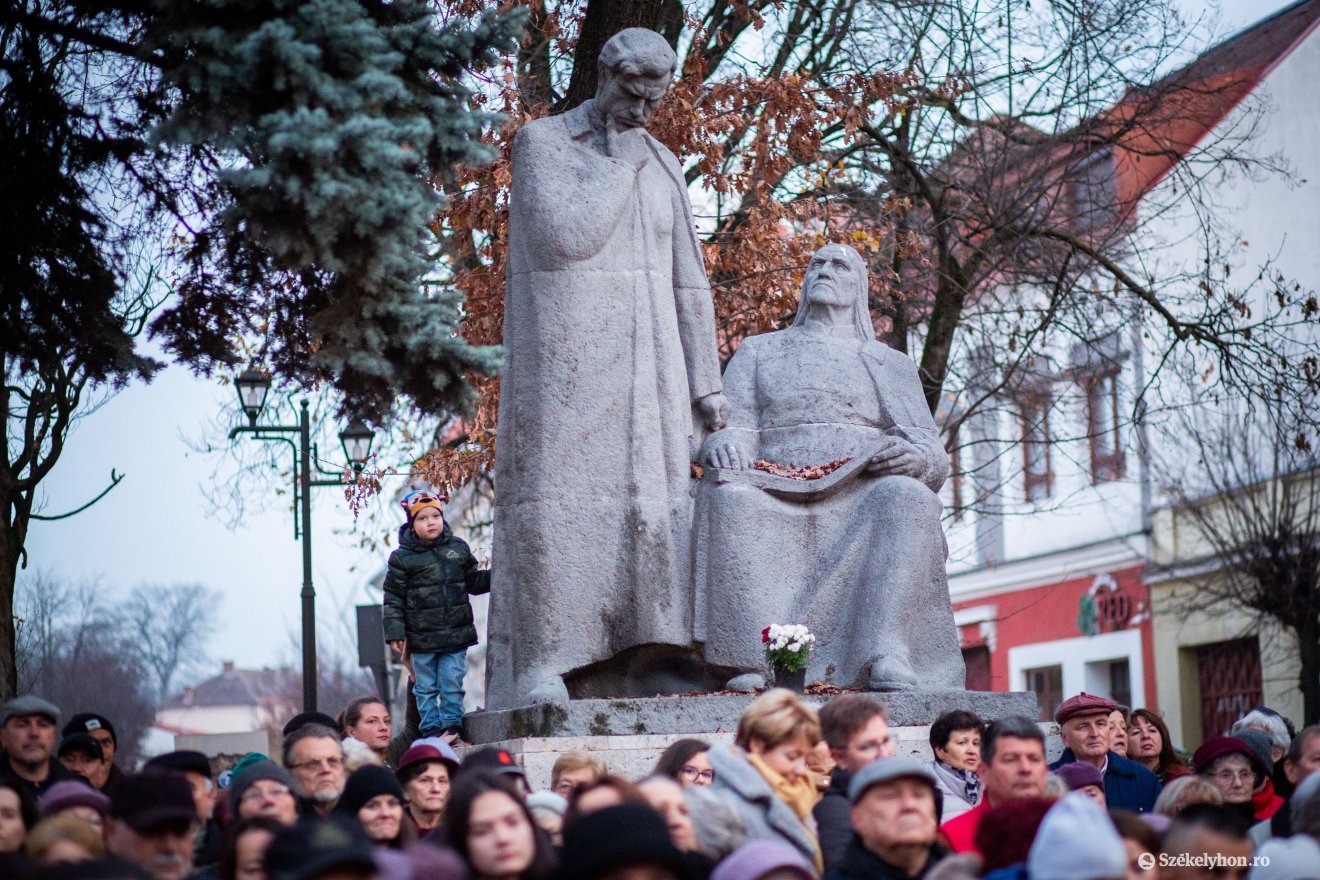 A marosvásárhelyi Bolyai téren kapott helyet az óriás adventi koszorú, az első gyertyaláng meggyújtására november 27-én sokan gyűltek össze •  Fotó: Rab Zoltán