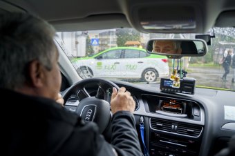 Törvénytelenül fuvarozók nehezítik a taxis munkáját