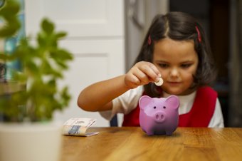 Zsebpénz-ügyek: dőzsöljön vagy koplaljon a gyerek?