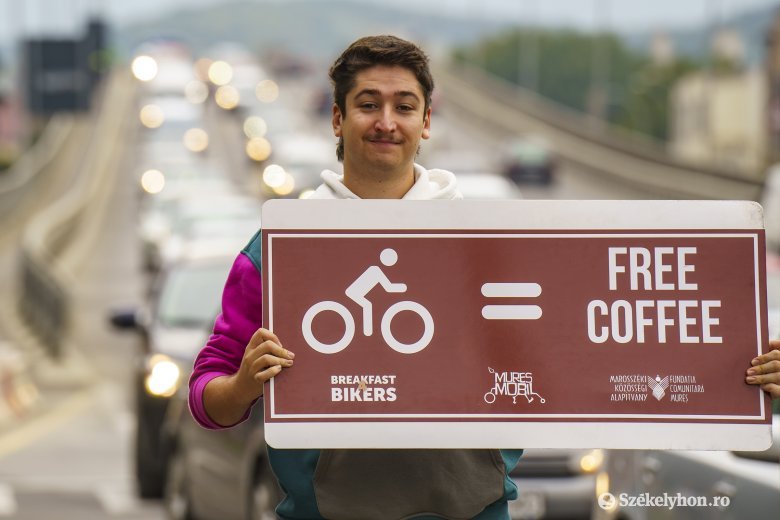 Reggeli kávét járt és jár a kerékpárral közlekedőknek