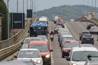 Jöhet az új útadómatrica: az úthasználat időtartama, a megtett távolság és a szennyezés mértéke határozza meg az útdíjat