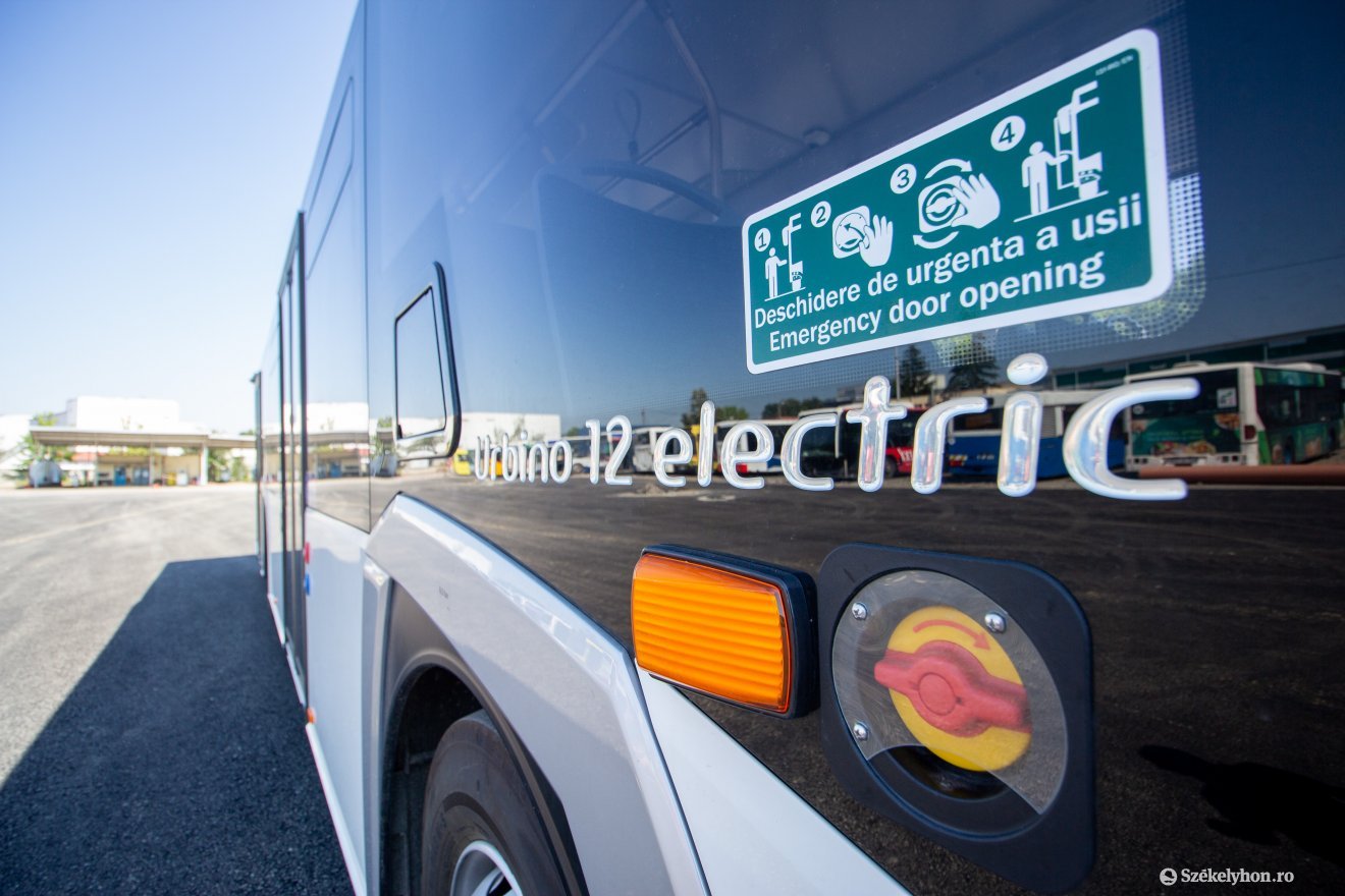 Érkeznek az elektromos buszok Marosvásárhelyre, de csak novembertől lehet közlekedni velük