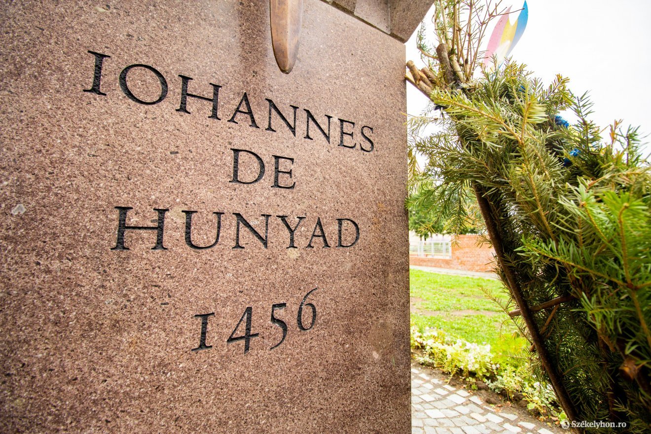 Román feliratokat követel a prefektúra a Hunyadi János-szoborra és a református kollégiumra