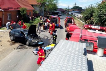 Súlyos közúti baleset: a teherautó felborult, a személyautó kigyúlt