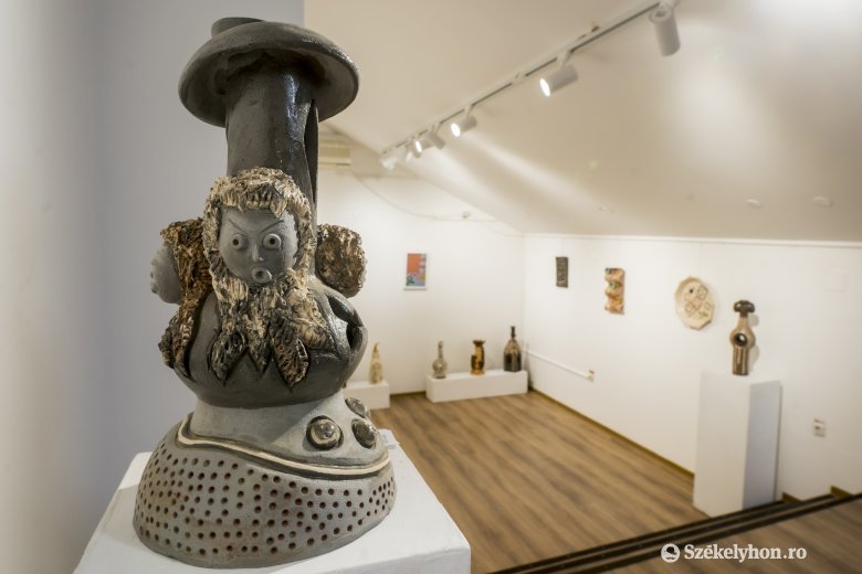 Az agyag illatától a szoborszerű kerámiákig: 17 év után ismét Marosvásárhelyen állított ki Papp József kerámiaművész