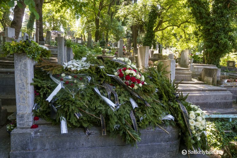 Korlátozzák a koszorúk számát az egyházi temetőkben