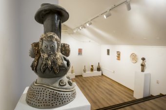 Az agyag illatától a szoborszerű kerámiákig: 17 év után ismét Marosvásárhelyen állított ki Papp József kerámiaművész