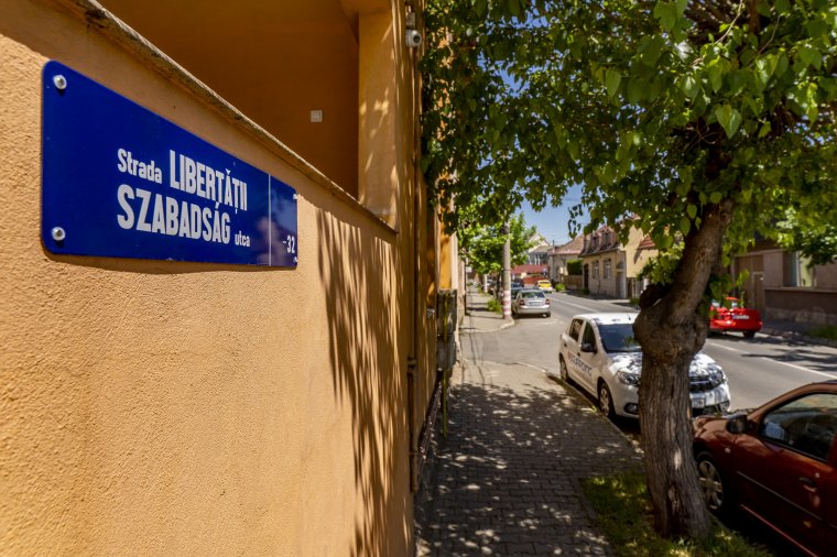 Utólagos kétnyelvűsítés: sokéves mulasztást pótolnának Marosvásárhelyen – Máris belekötöttek a rendőrség autóinak feliratozásába