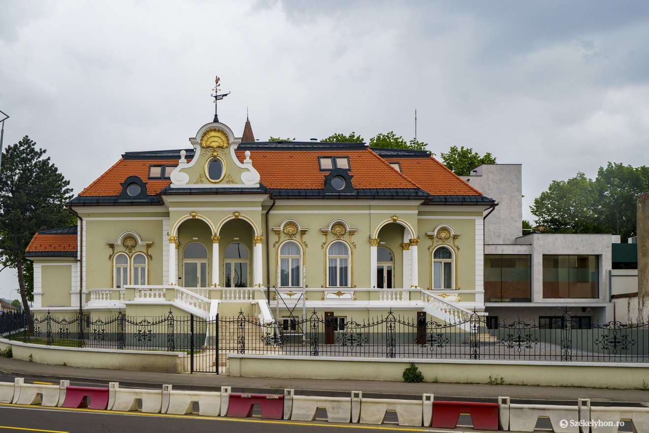 Megnyitják az Aranykakast a felújított Bürger-villában