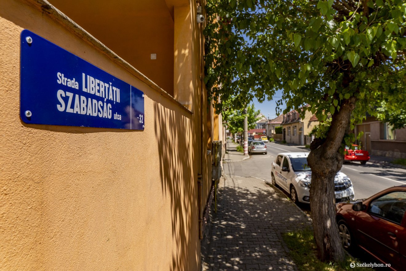 Utólagos kétnyelvűsítés: sokéves mulasztást pótolnának Marosvásárhelyen – Máris belekötöttek a rendőrség autóinak feliratozásába