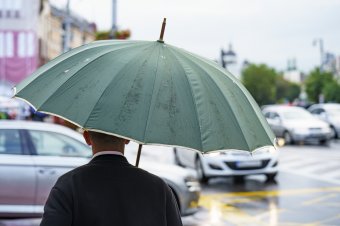 Erdély-szerte szükség lehet esernyőre: záporokra figyelmeztetnek a meteorológusok, jégeső sem kizárt
