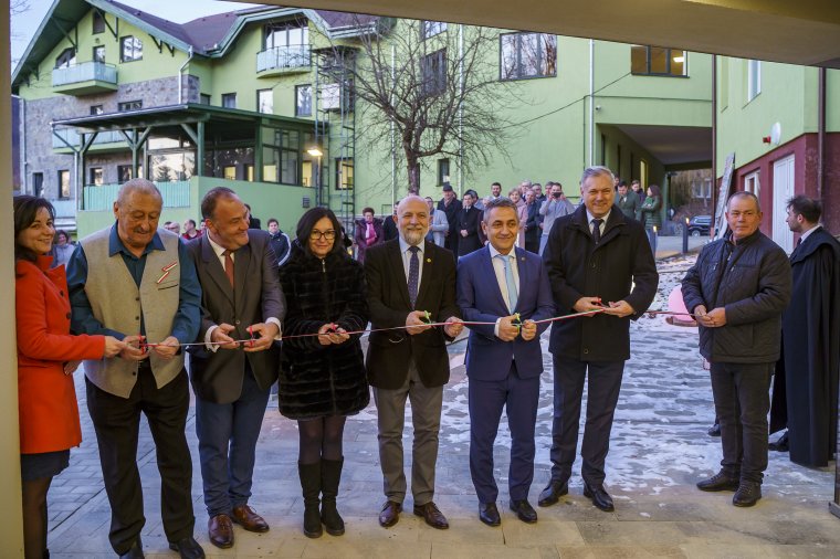 Magyar kormánytámogatásból elkészült tanuszodát és szabadidőközpontot adtak át Szovátán