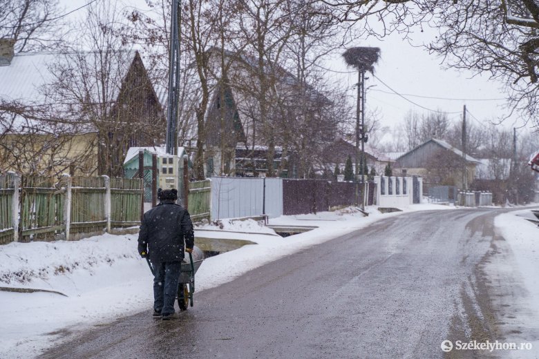 Összekovácsolja a háború az etnikumokat: fegyverellenesek a bukovinai Mușenițán együtt élő oroszok és ukránok