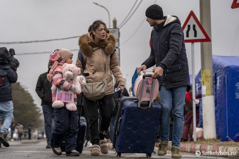 Tízezernél több ukrán menekült érkezett hétfőn Romániába, illetve Magyarországra