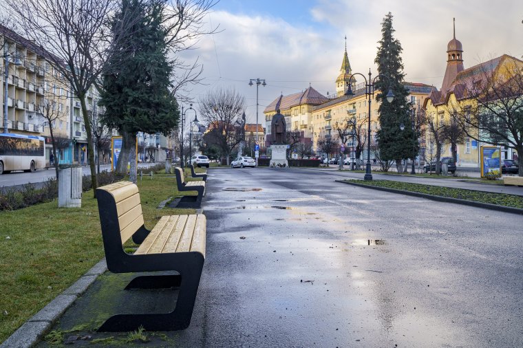 Kommentcunamit eredményezett az új köztéri padok kihelyezése Marosvásárhelyen