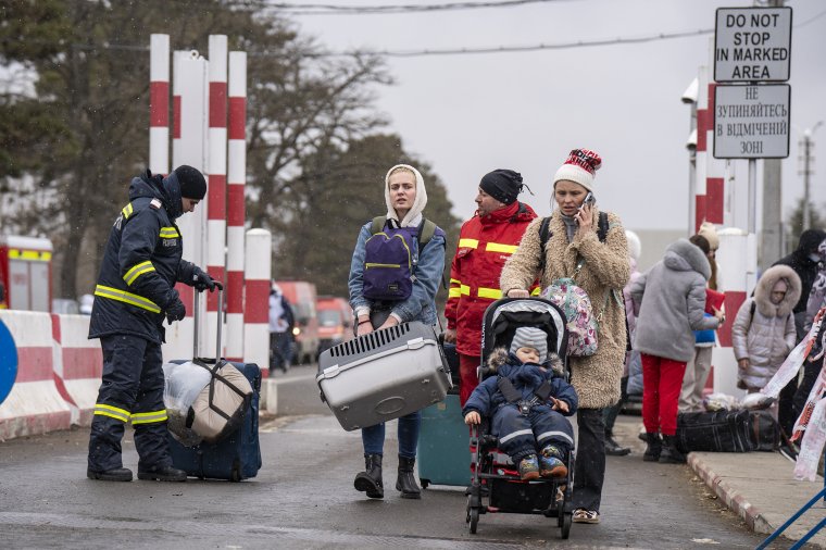 Szívükbe zárt fájdalommal hagyják el szülőföldjüket az ukrán menekültek