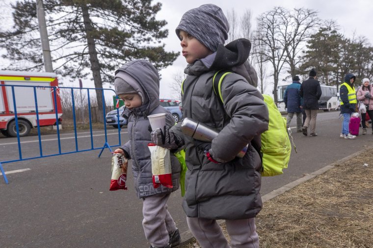 Az Ukrajnából Romániába érkező menekültek több mint egyharmada kiskorú