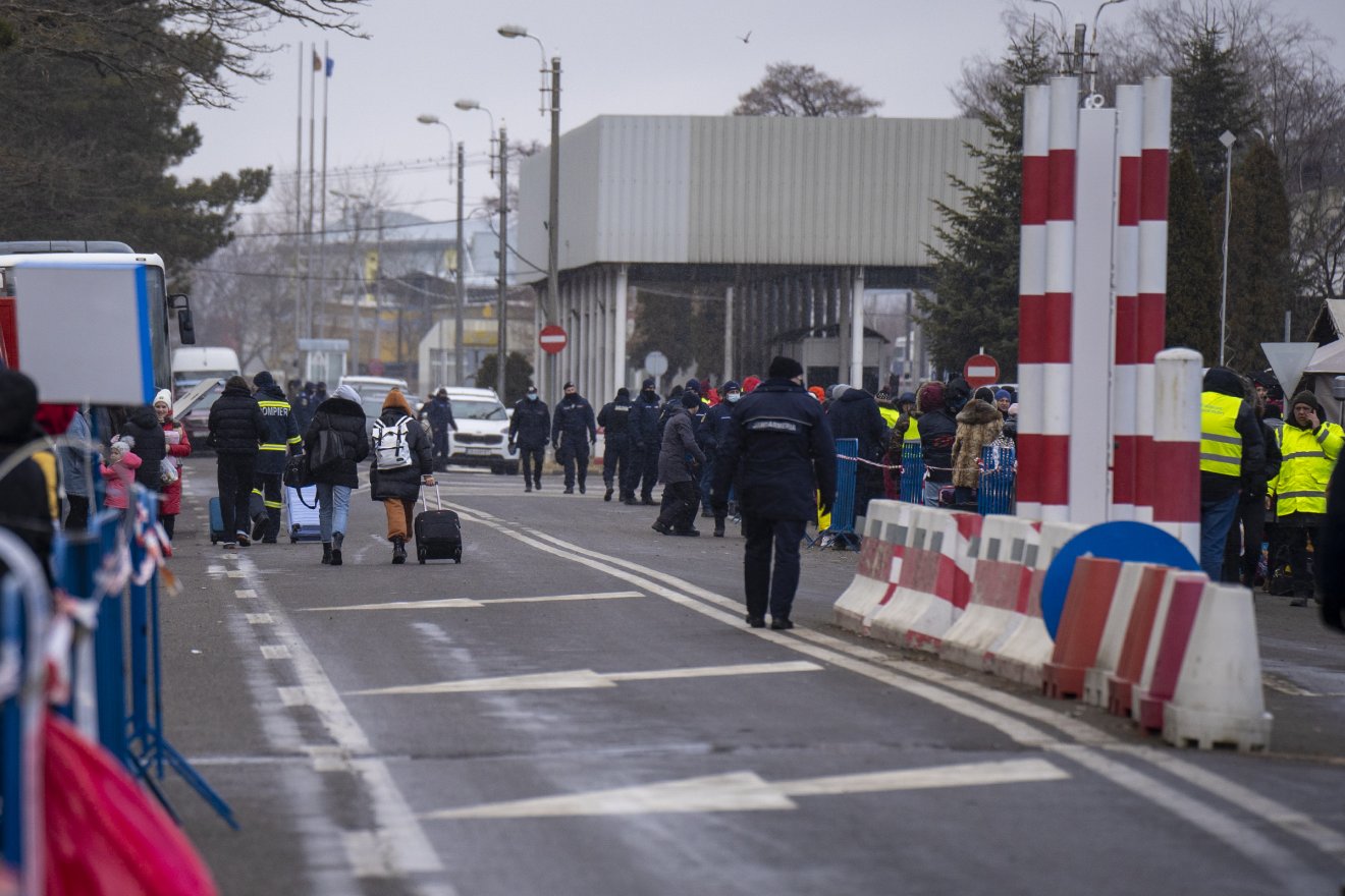 Tízezrével érkeznek az ukrán állampolgárok Romániába, nagy részük el is hagyja az országot