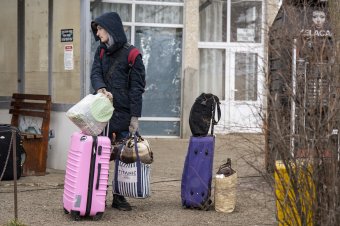 Folyamatosan érkeznek a menekültek Ukrajnából Magyarországra és Romániába