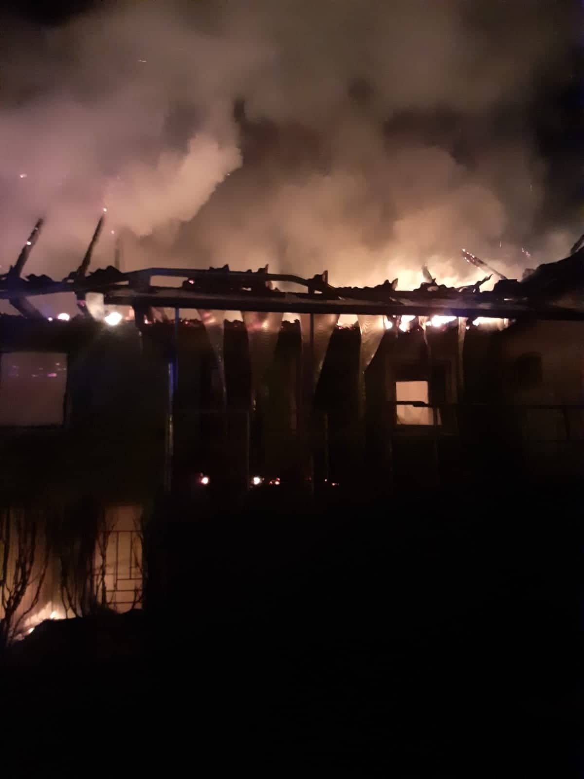 Lángok martalékává vált a ház, bennégett egy személy
