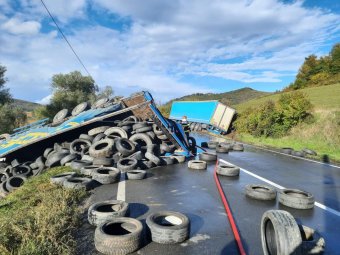 Gumiabroncsokkal teli teherautó balesetezett, a sofőr életveszélyes sérüléseket szenvedett