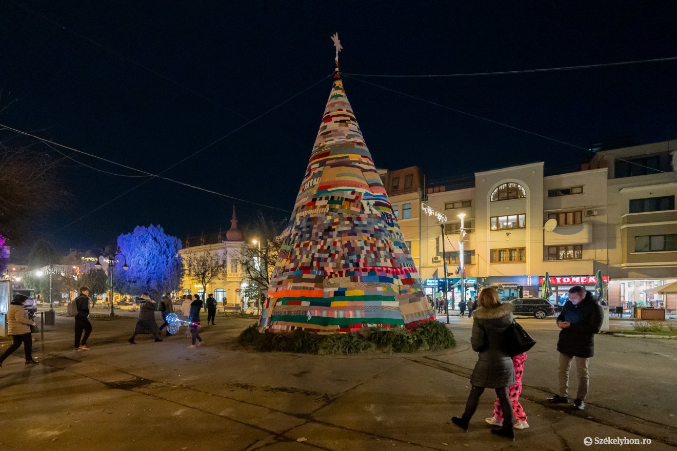 Ilyen a kötött sálakból készült karácsonyfa •  Fotó: Haáz Vince