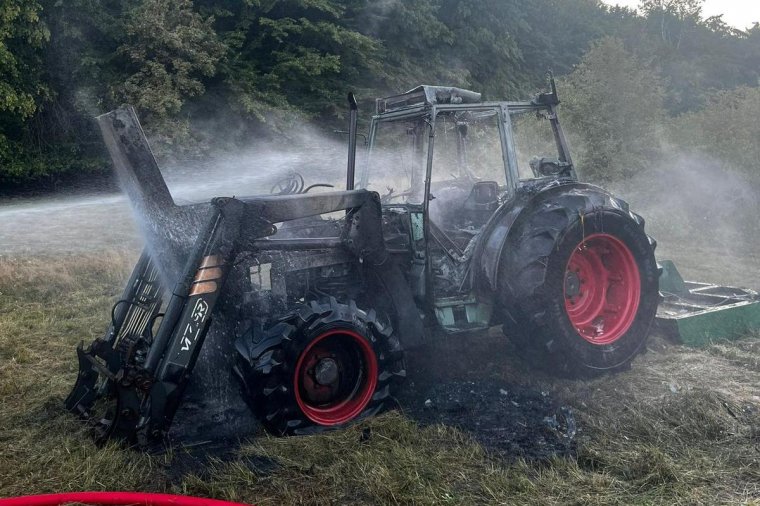 Teljesen kiégett egy traktor a mezőn