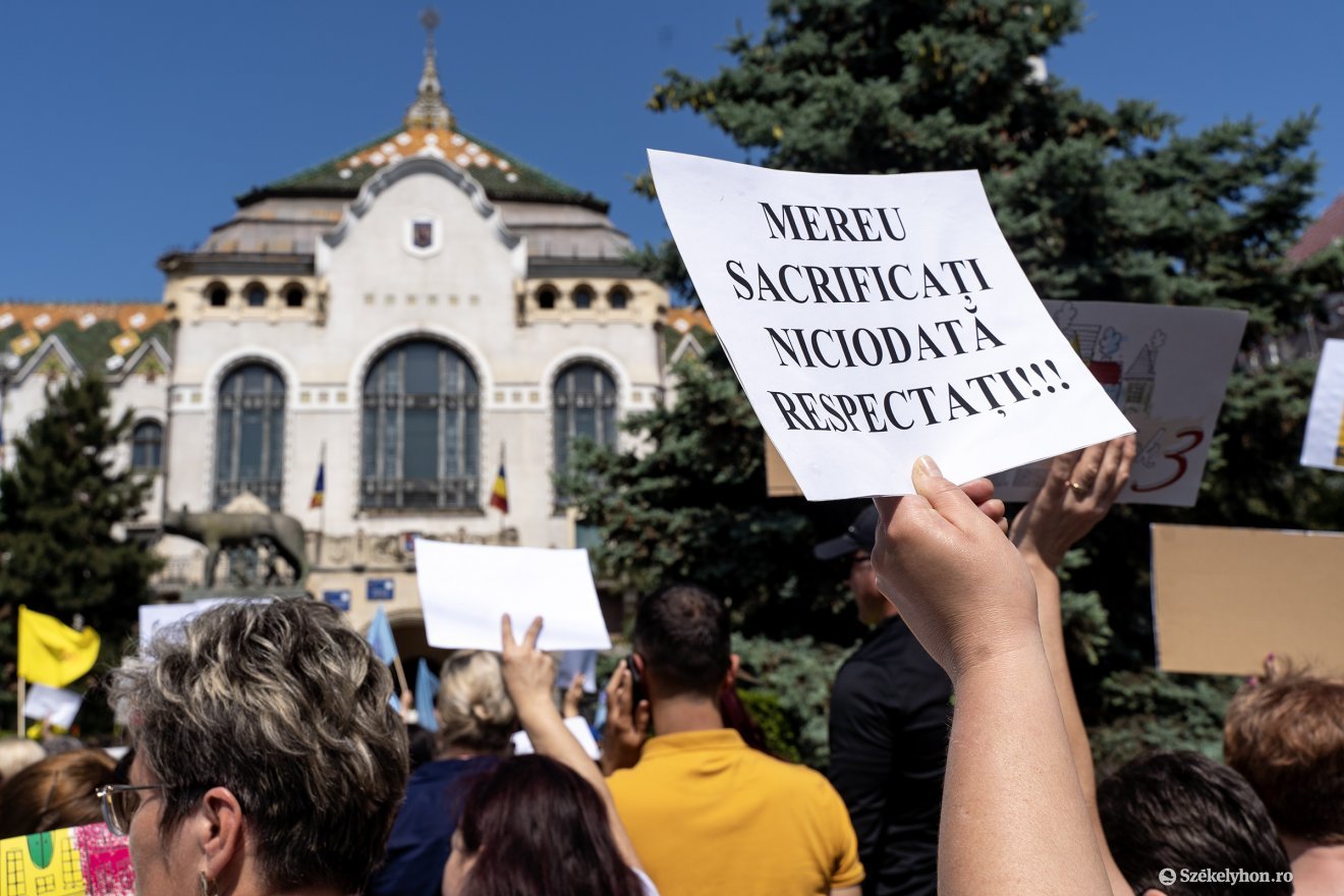 Több mint ezer óvónő, tanító, tanár tüntetett kedden Marosvásárhelyen
