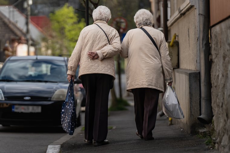 Kézbesítik már a megemelt nyugdíjakat, mire számíthatunk még idén?