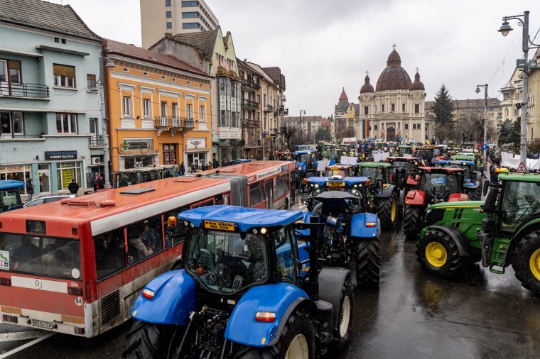 Megbénították a forgalmat a traktorokkal tiltakozó gazdák Marosvásárhelyen