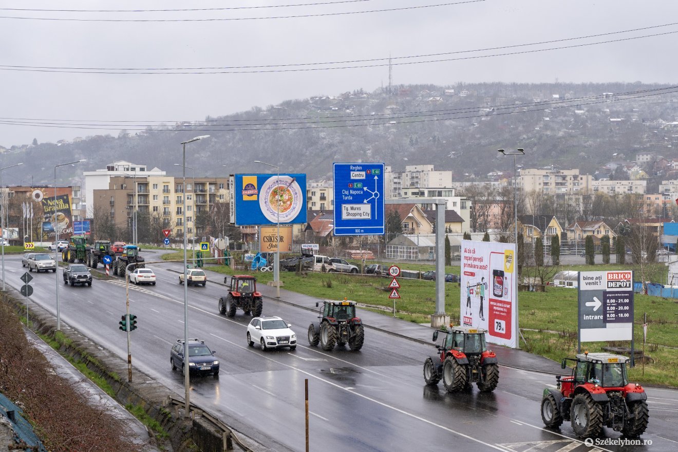 Megbénították a forgalmat a traktorokkal tiltakozó gazdák Marosvásárhelyen