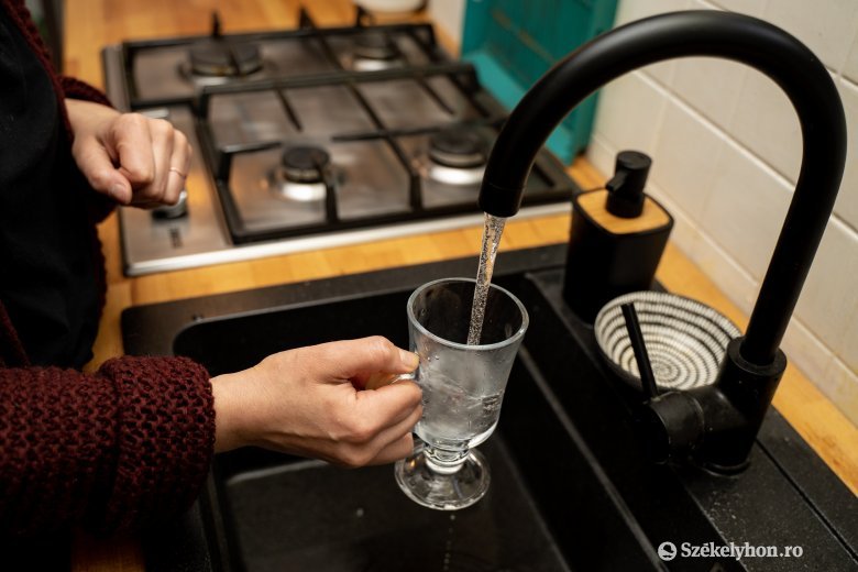 A palackozott víz drágulása nyomán megugrott a csapvizet fogyasztók száma