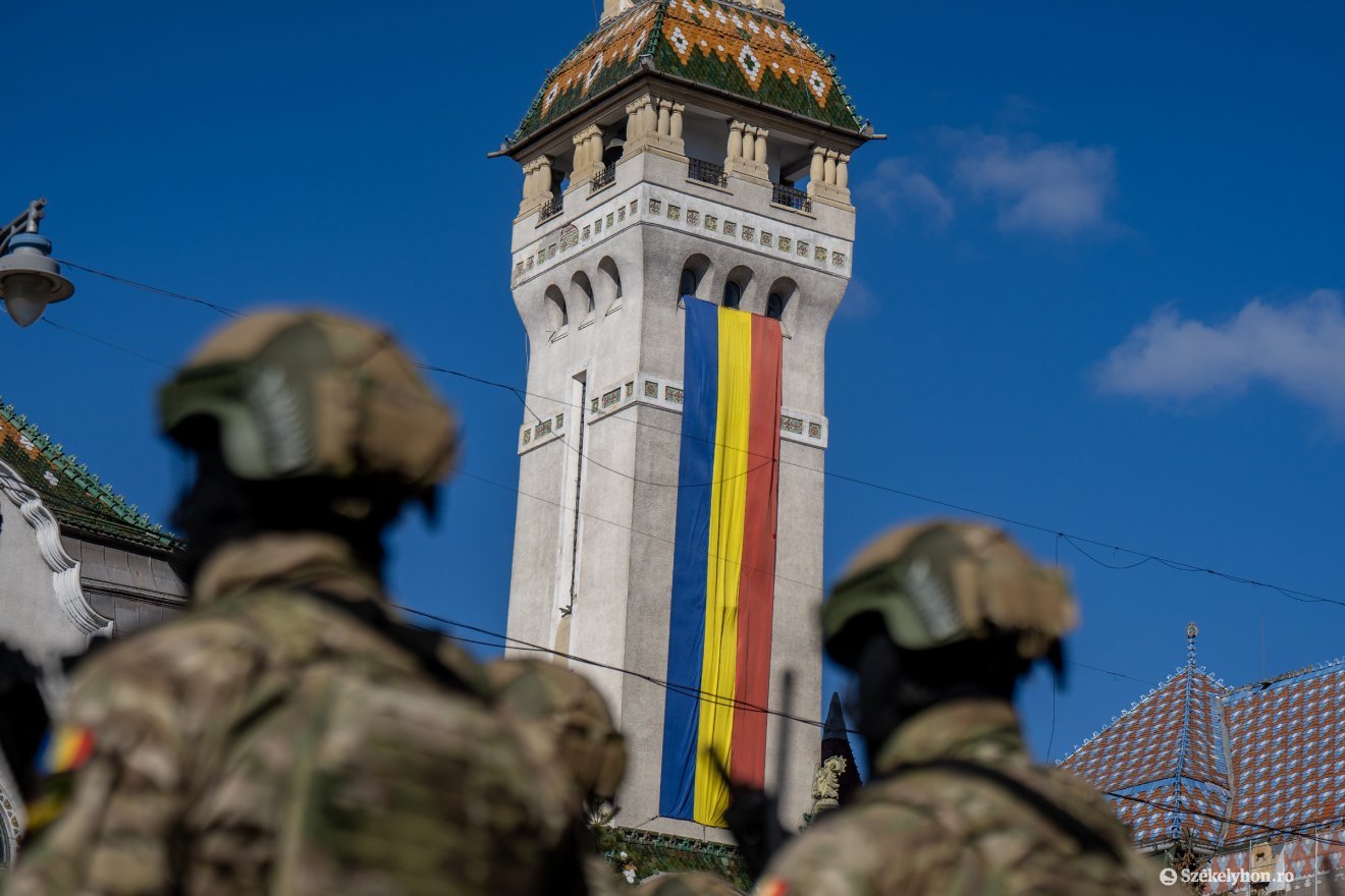 A megyeháza tornya is román színekbe öltözött •  Fotó: Haáz Vince