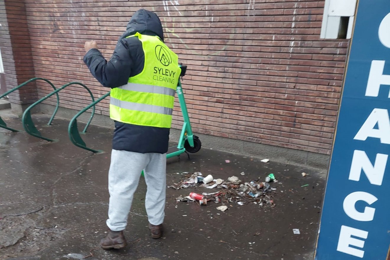 Új lendülettel sepregetnek az utcák takarításával megbízott cég alkalmazottai Marosvásárhelyen