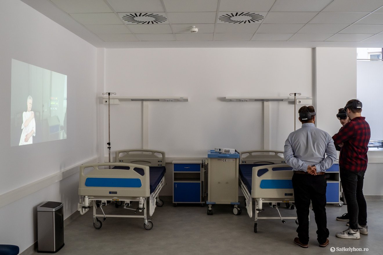 Virtuális beteget vizsgált az egészségügyi miniszter