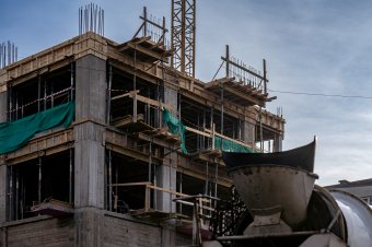 Bajban az építőipar: fizetésképtelenség fenyegetheti az ingatlanfejlesztők bő 70 százalékát
