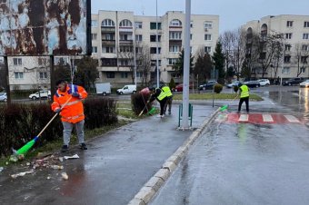 Új lendülettel sepregetnek az utcák takarításával megbízott cég alkalmazottai Marosvásárhelyen