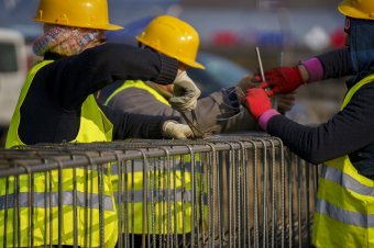 Elemzés: búcsút mondhat Románia az építőmunkásoknak, ha megvonják tőlük az adókedvezményeket
