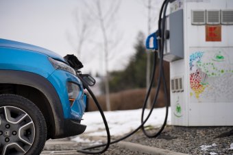 Rohamosan csökkenhet az e-autók akkumulátorainak ára, aminek visszafogottan lehet örülni Romániában