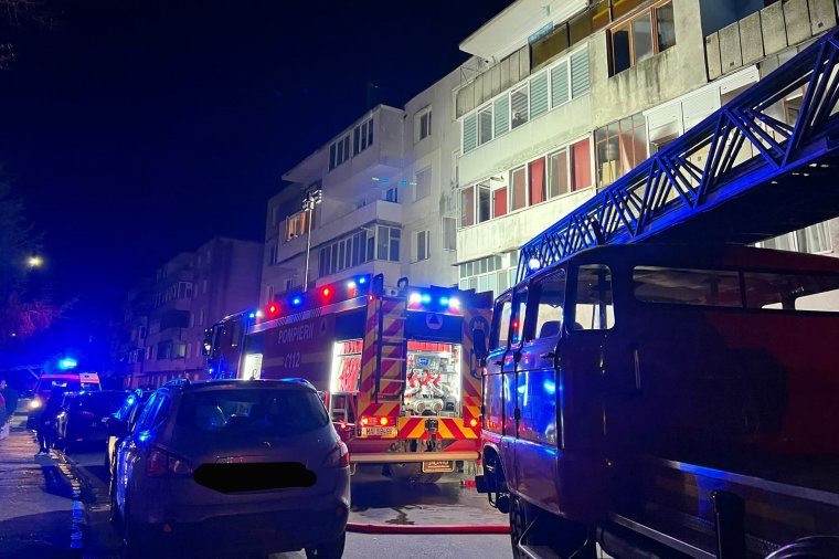 Tűz miatt 27 embert menekítettek ki egy dicsői tömbházból
