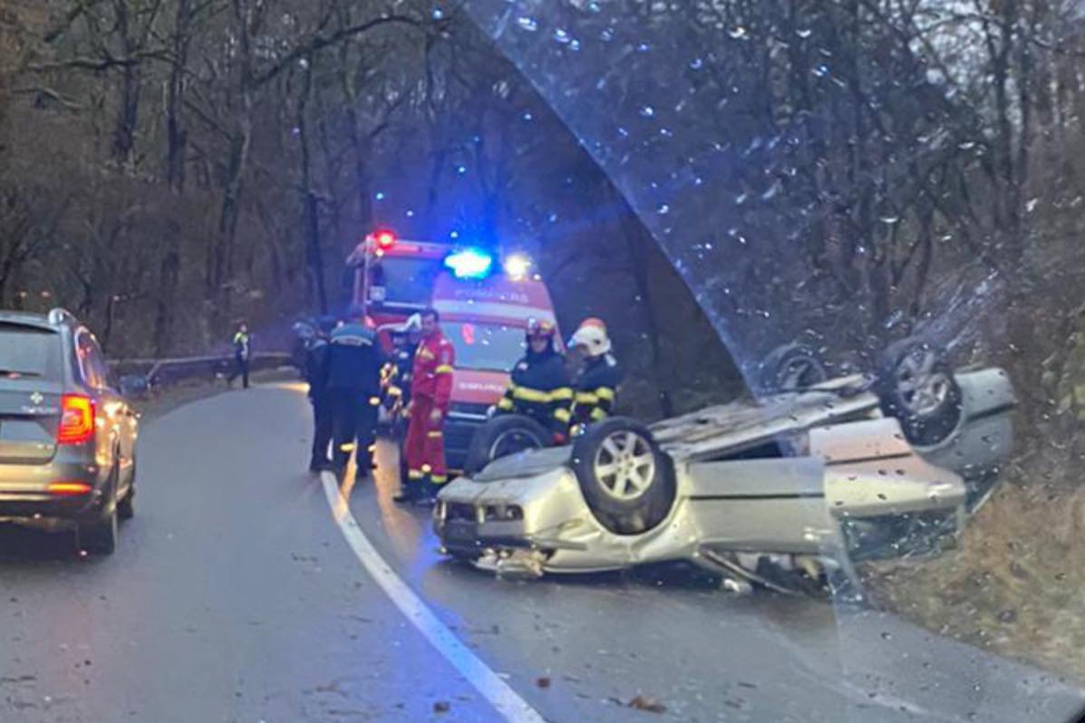 Felborult egy gépjármű a Maros megyei Mocsár-erdő közelében