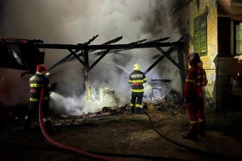 Tűz ütött ki egy gazdasági melléképületben Maros megyében